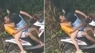 Gaya Keren Sepasang Kekasih Mesum Di Motor